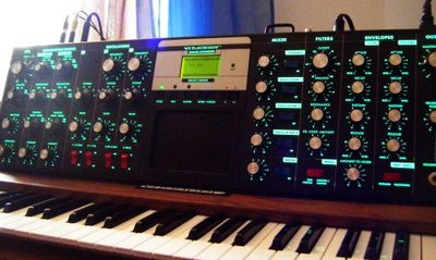 Mini Moog Voyager 2010.jpg