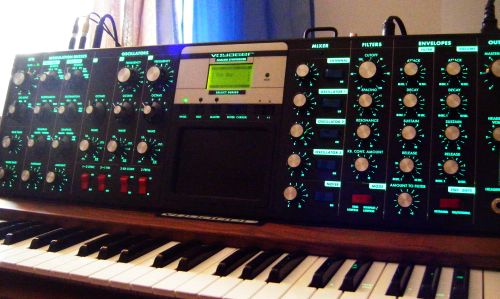 Mini Moog Voyager 2010.jpg